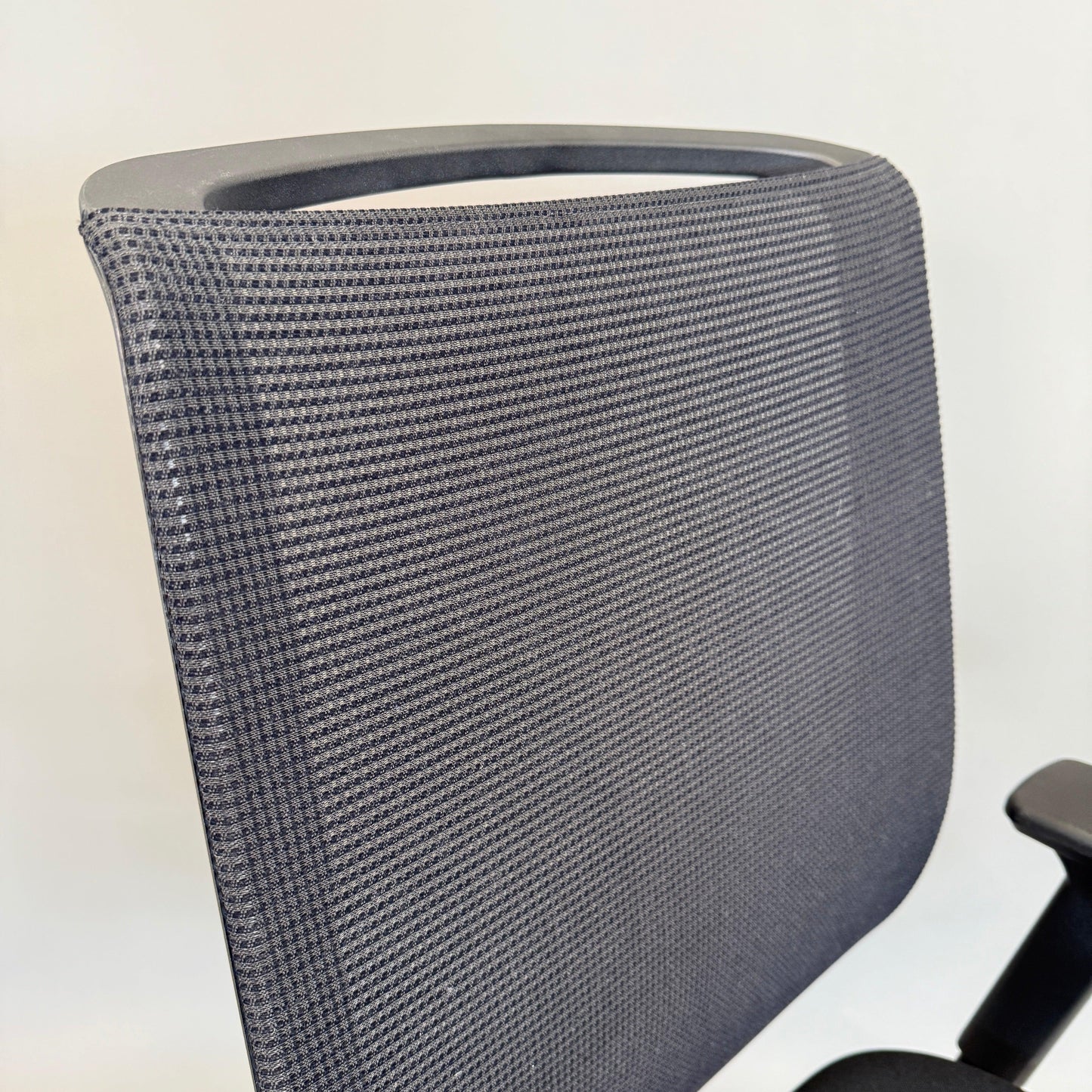 Steelcase Reply Bürostuhl mit schwarzem Mesh-Rücken und verstellbarer Sitzhöhe sowie Armlehnen