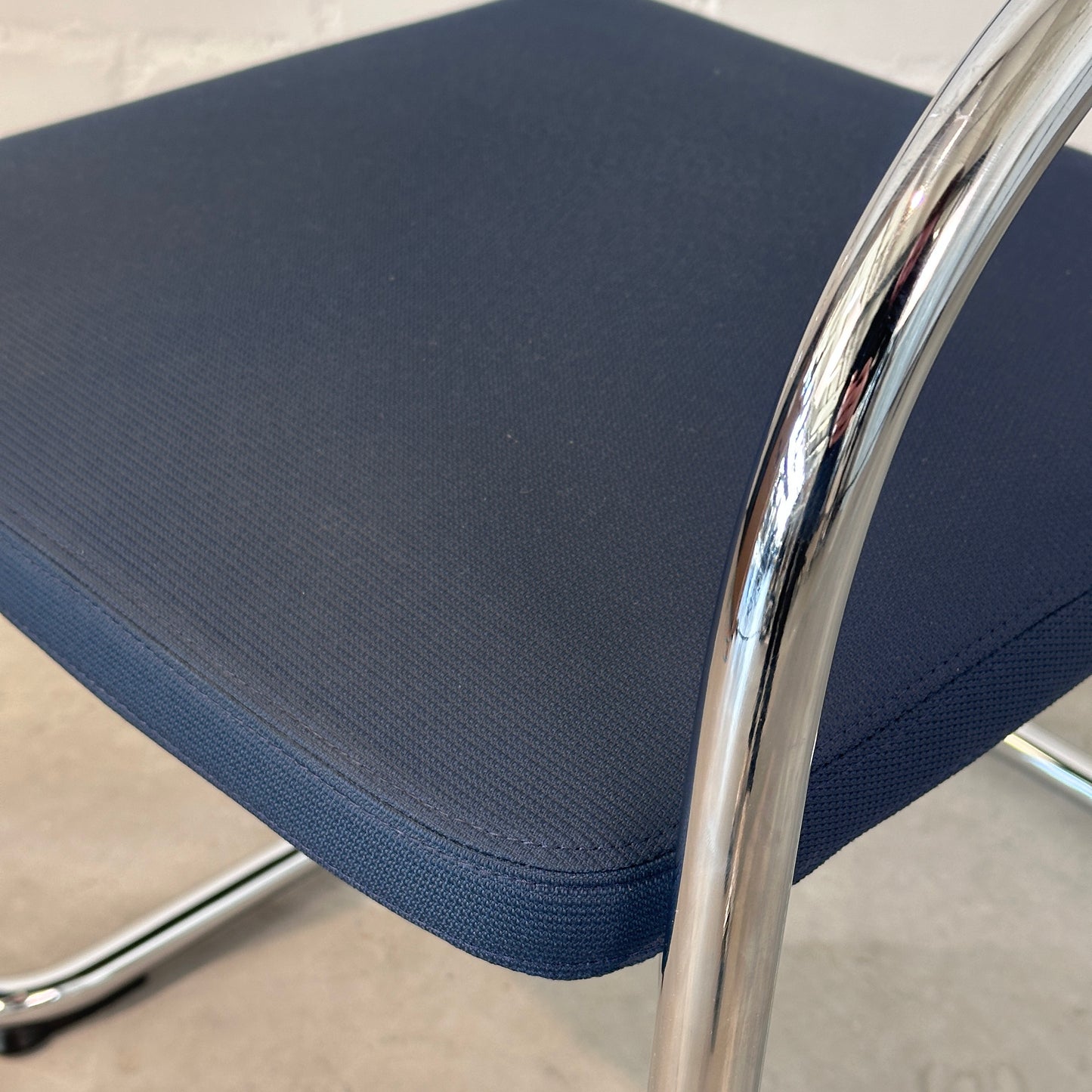 Vitra Visavis 2 dunkelblau / schwarz