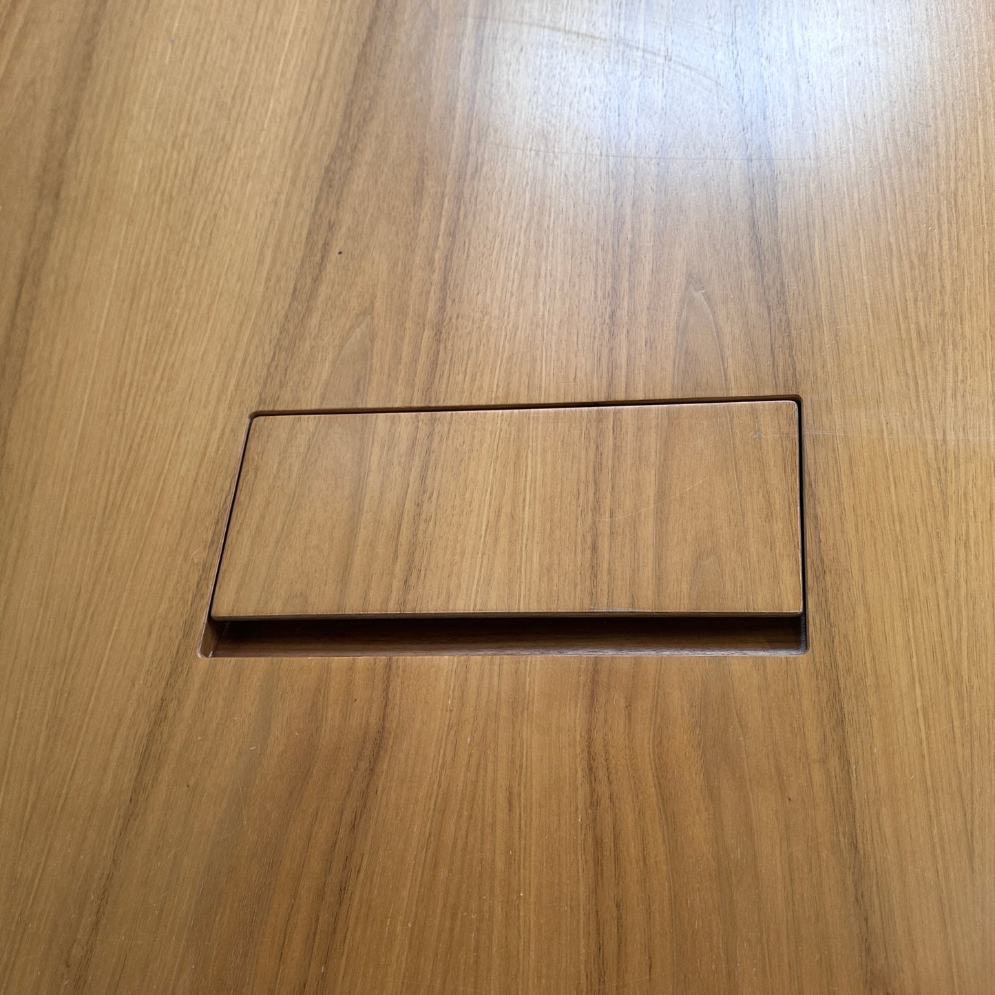 Vitra Medamorph Konferenztisch mit Mediakit 370x130 Holz