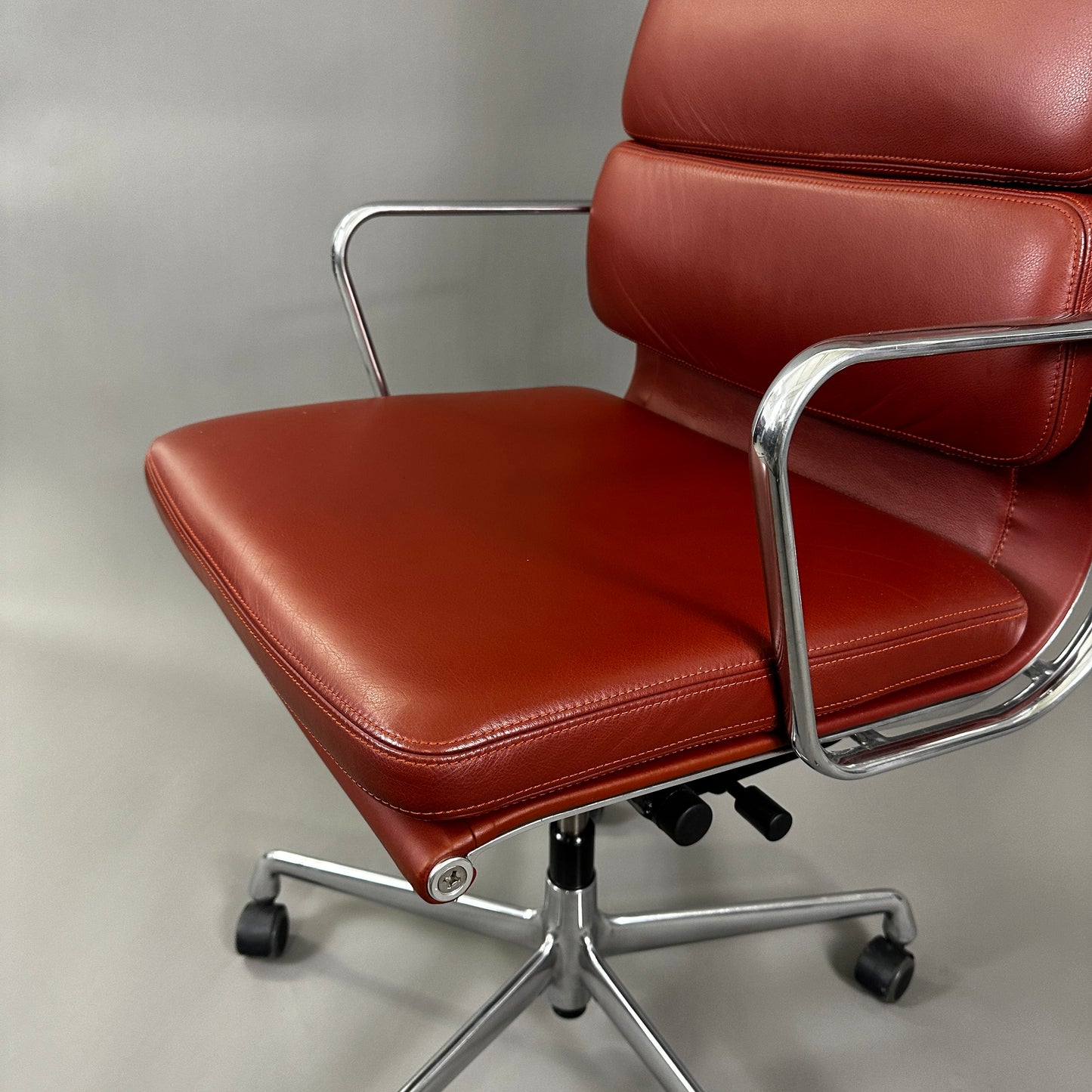 Vitra EA219 Leder rotbraun
