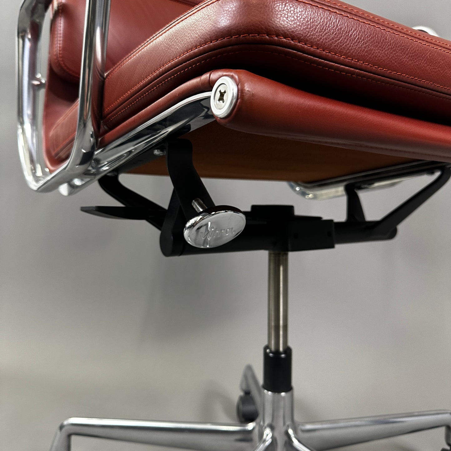 Vitra EA219 Leder rotbraun