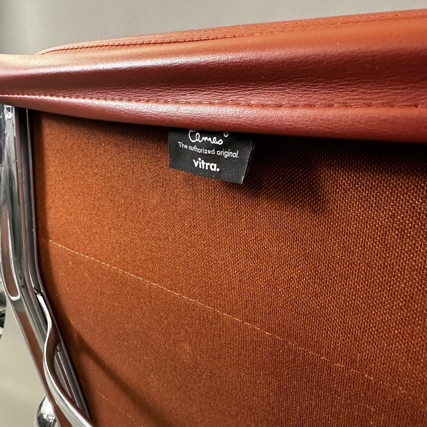 Vitra EA219 Leder rotbraun