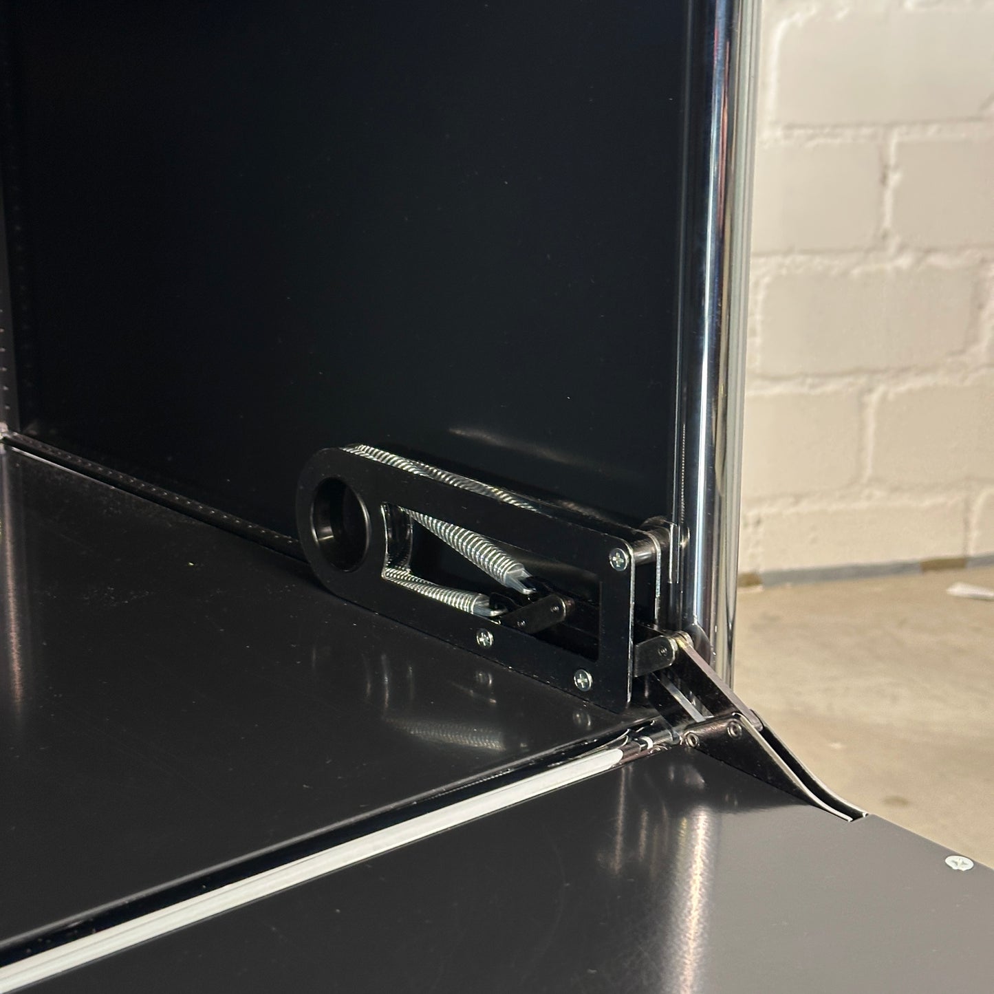 USM Haller Vitrine 1x3 schwarz mit Glas