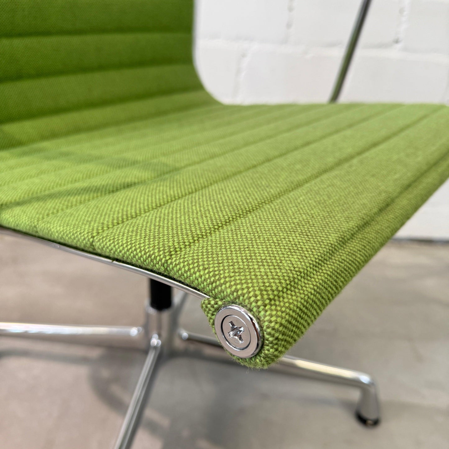 Close-up of green Vitra EA 108 Hopsak swivel chair seat with metal frame in top condition
