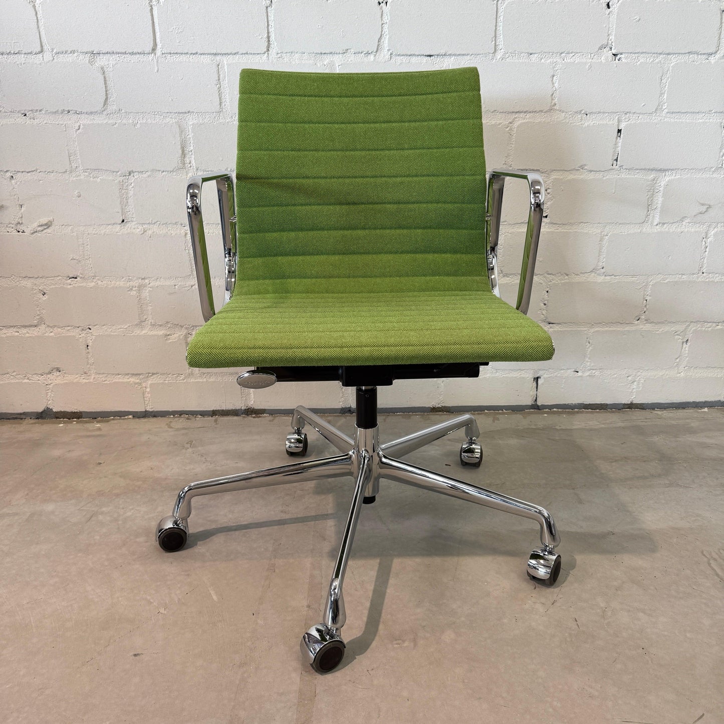 Vitra EA 117 Hopsak wiesengrün / wald