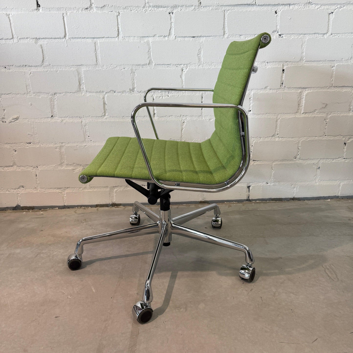 Vitra EA 117 Hopsak wiesengrün / wald