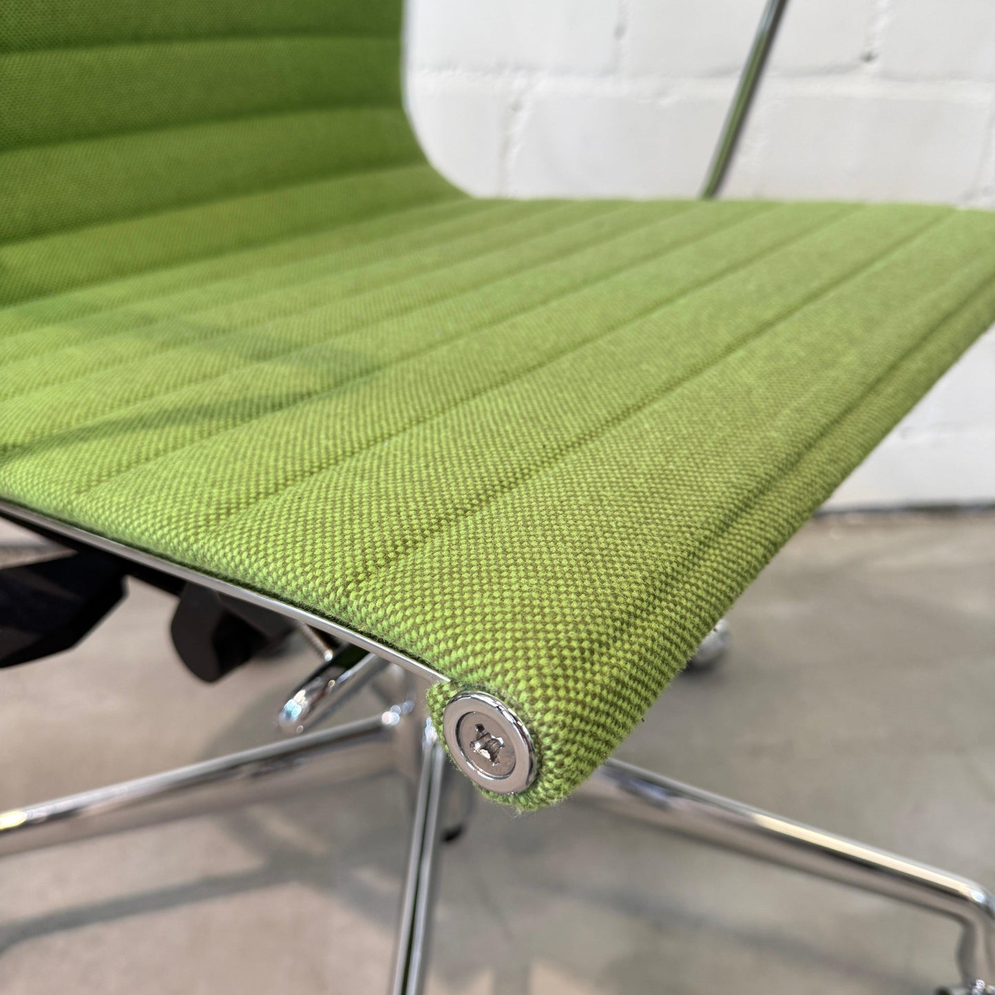 Vitra EA 117 Hopsak wiesengrün / wald