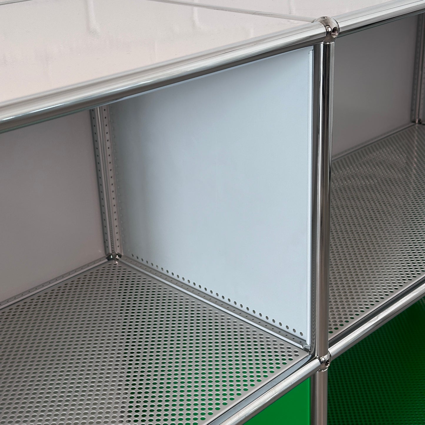 USM Haller Sideboard 2x2 lichtgrau / grün offen