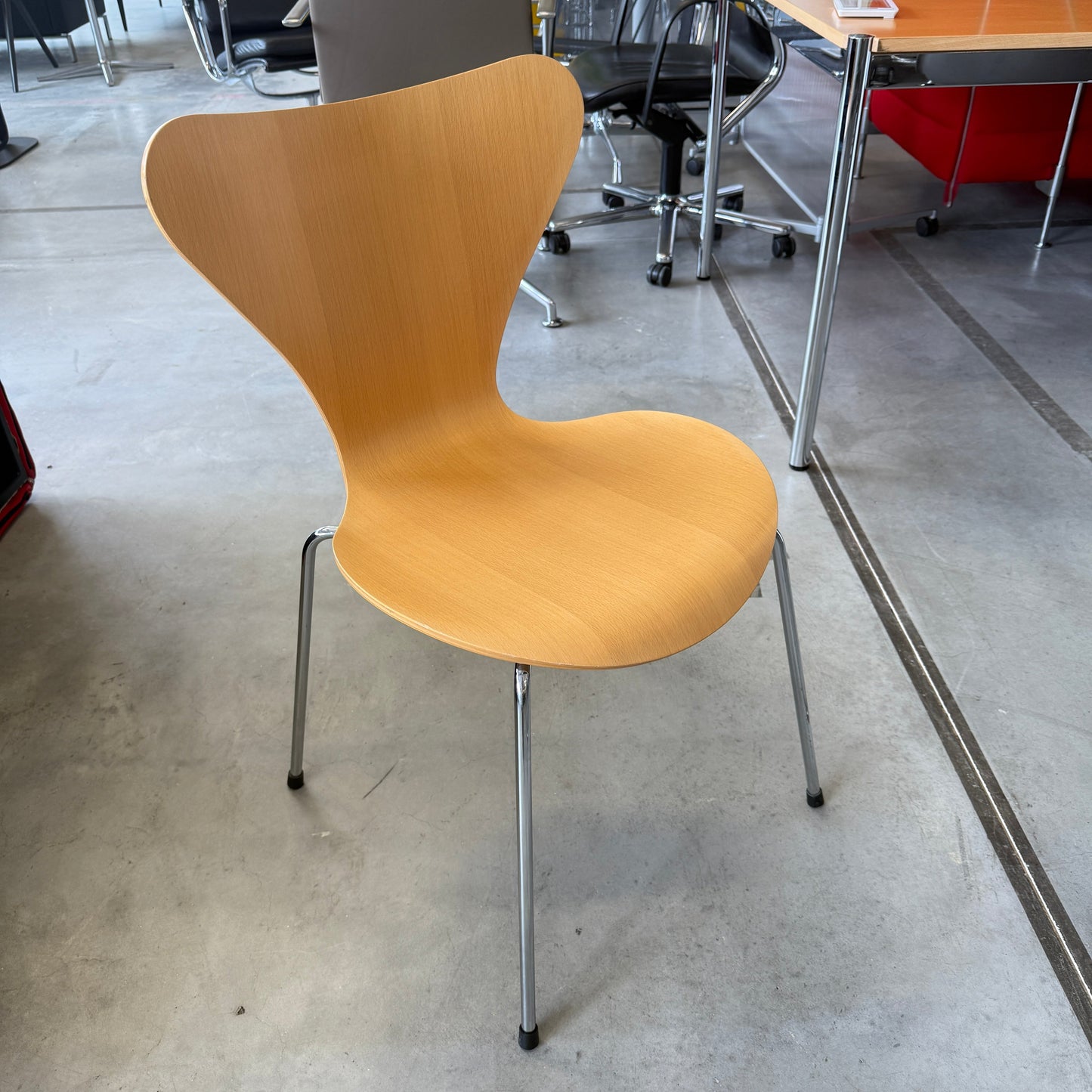 Fritz Hansen Serie 7 Stapelstuhl mit Holzsitzschale und Chromgestell in modernem Design