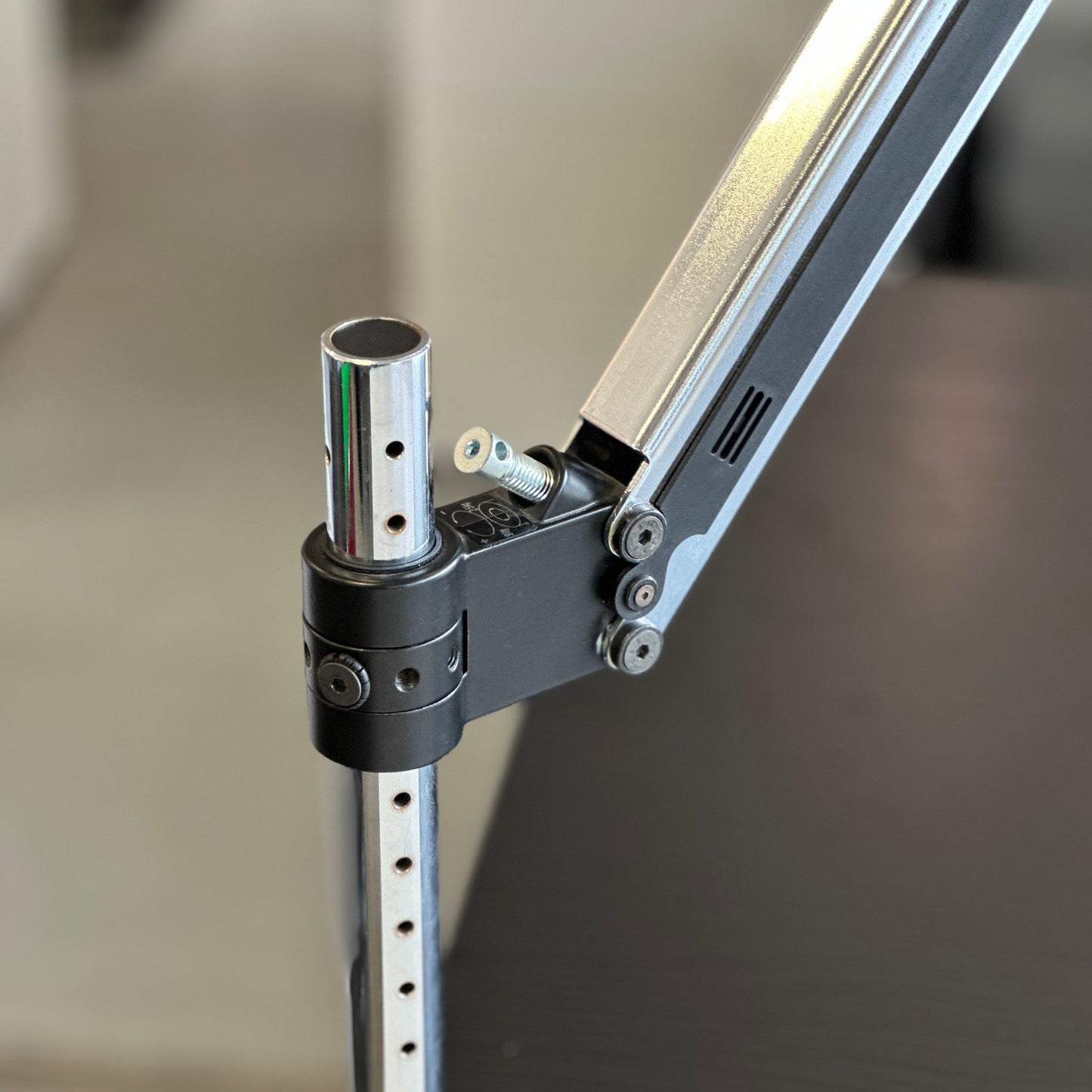 USM Monitorhalterung Schwenkarm für USM Tische