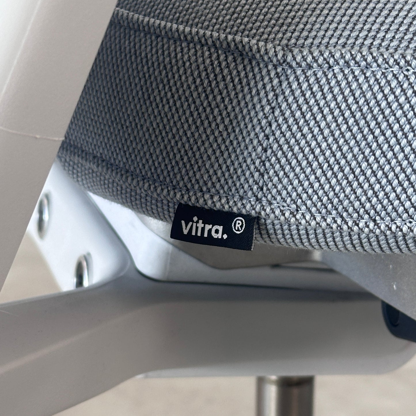 Vitra ID Mesh mit Kopfstütze hellgrau