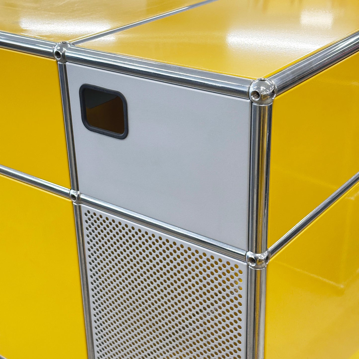 USM Haller Highboard 2x4 goldgelb 1 Klappe 50cm Tiefe