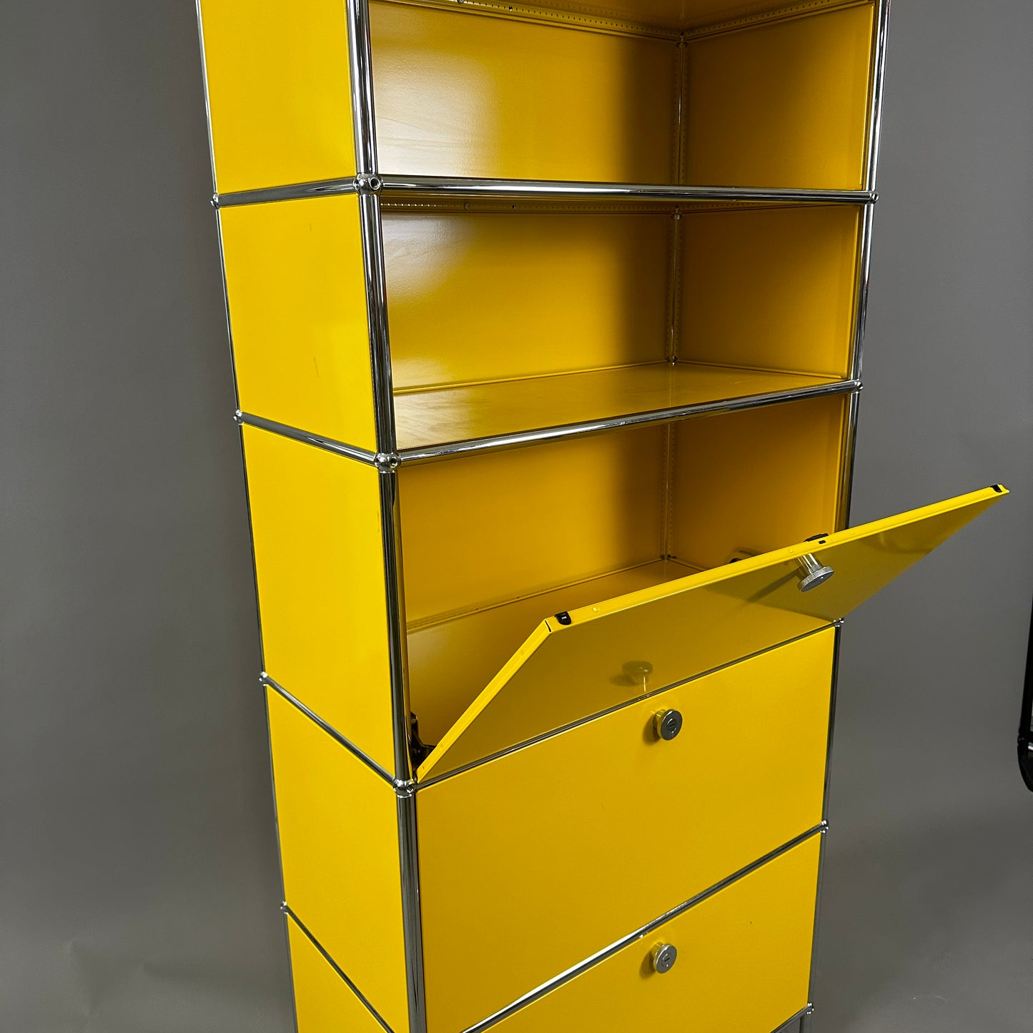USM Haller Highboard goldgelb 35cm tief 3 Fächer / 3 Klappen