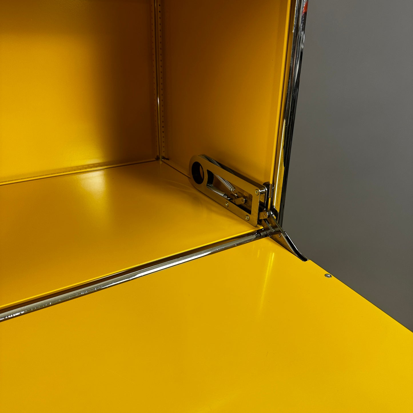 USM Haller Highboard goldgelb 35cm tief 3 Fächer / 3 Klappen