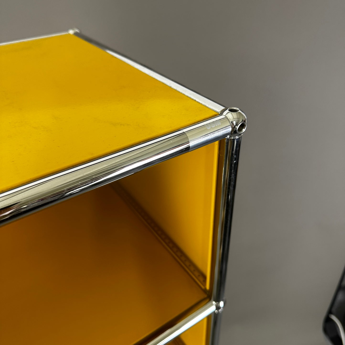 USM Haller Highboard goldgelb 35cm tief 3 Fächer / 3 Klappen