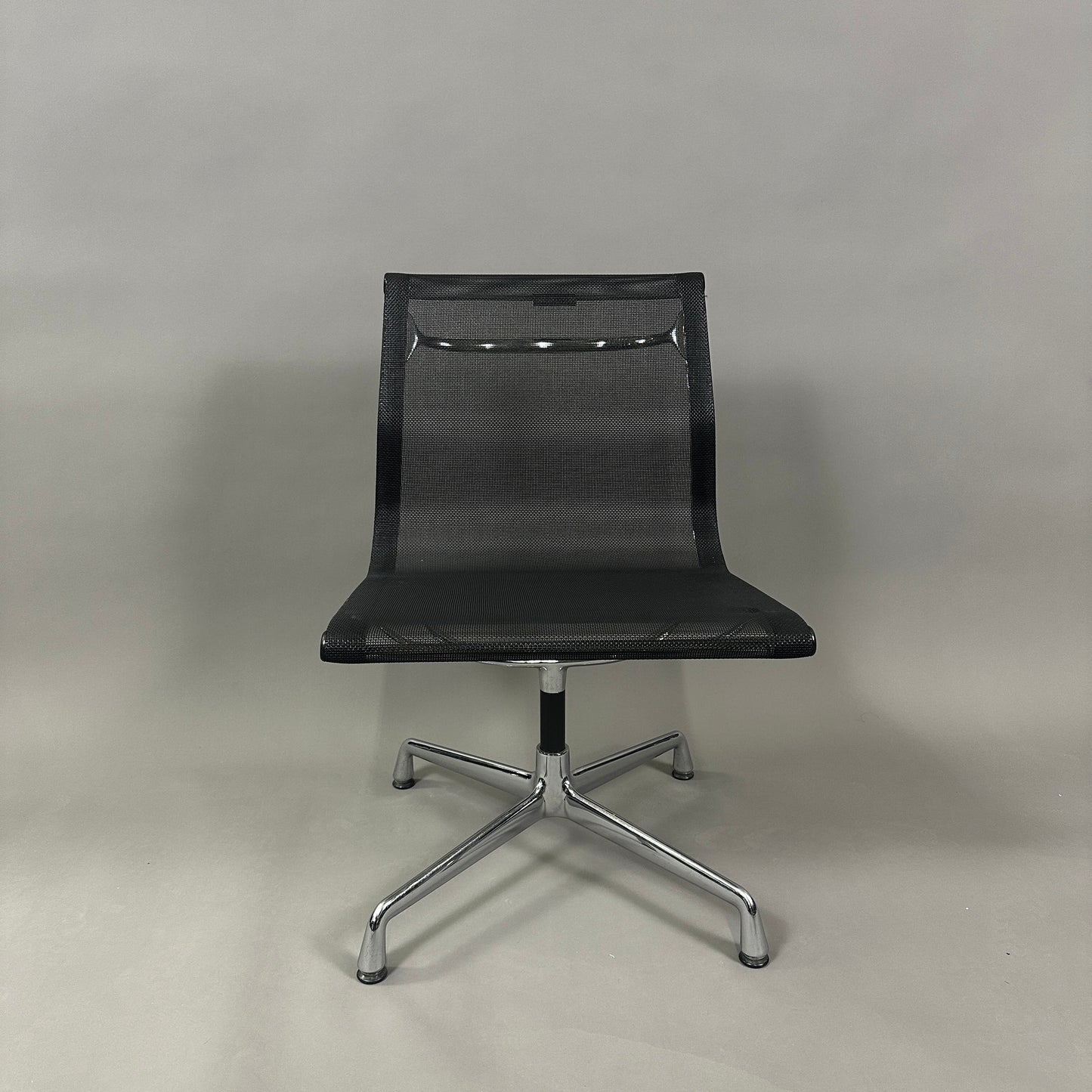 Vitra EA 105 Netz schwarz drehbar