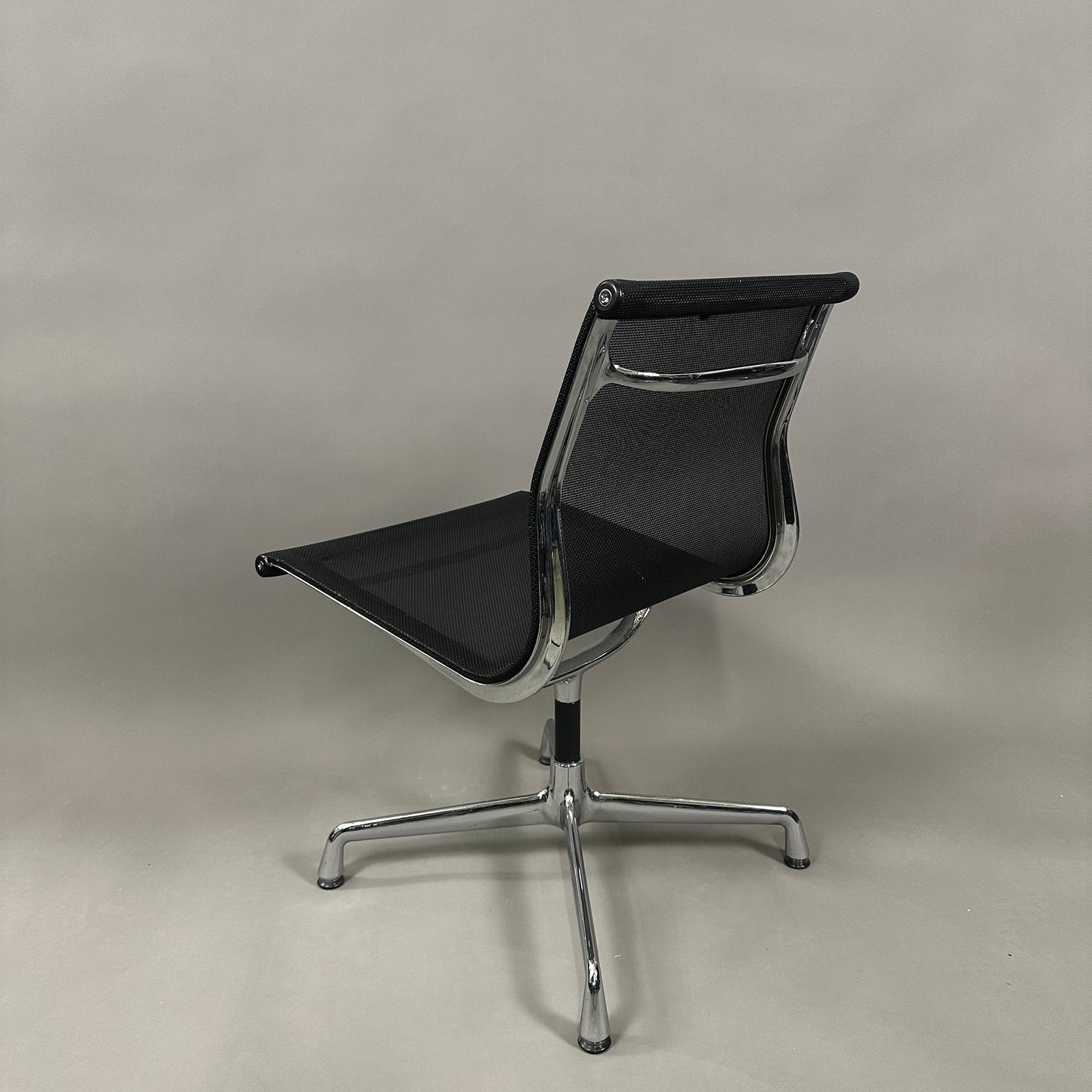 Vitra EA 105 Netz schwarz drehbar
