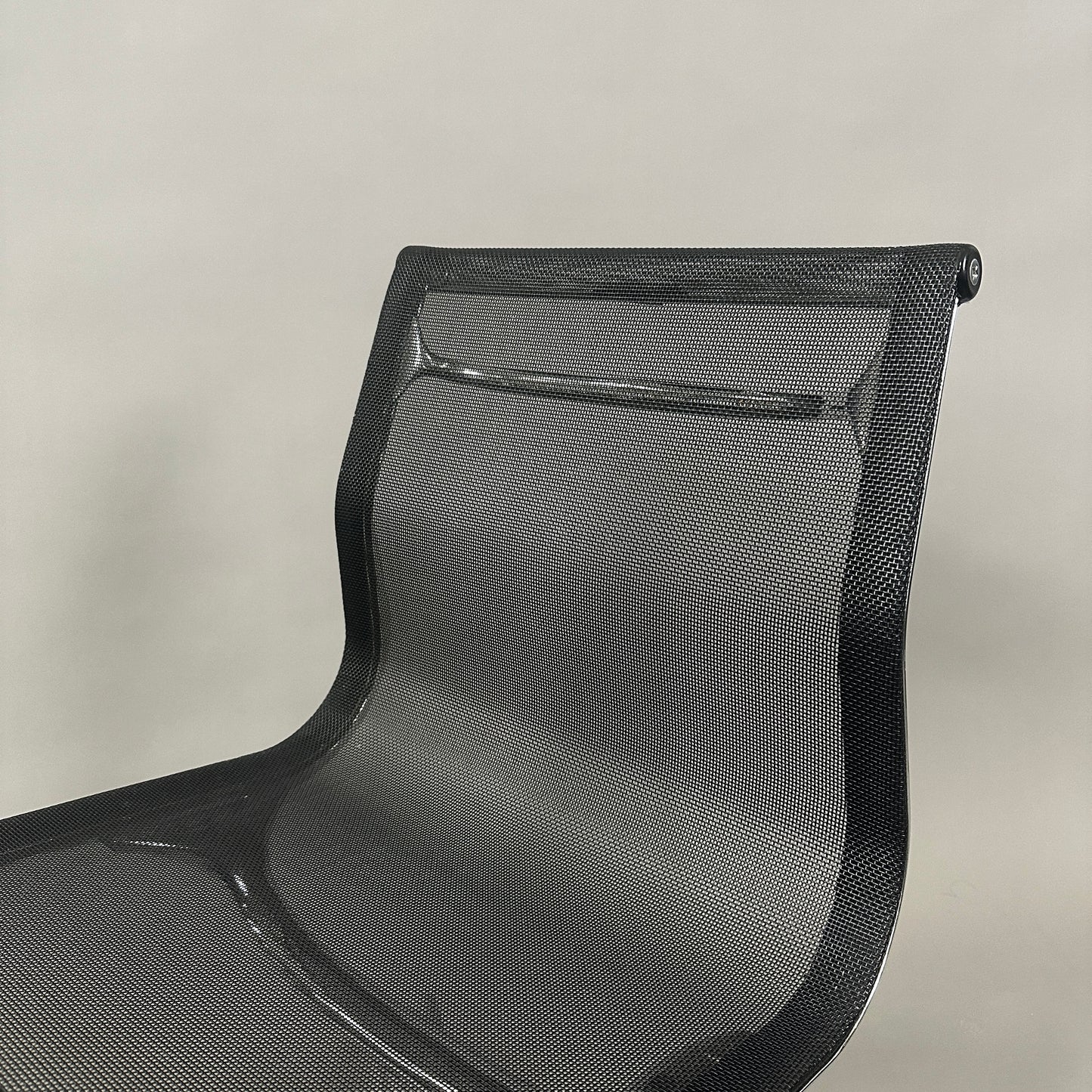 Vitra EA 105 Netz schwarz drehbar