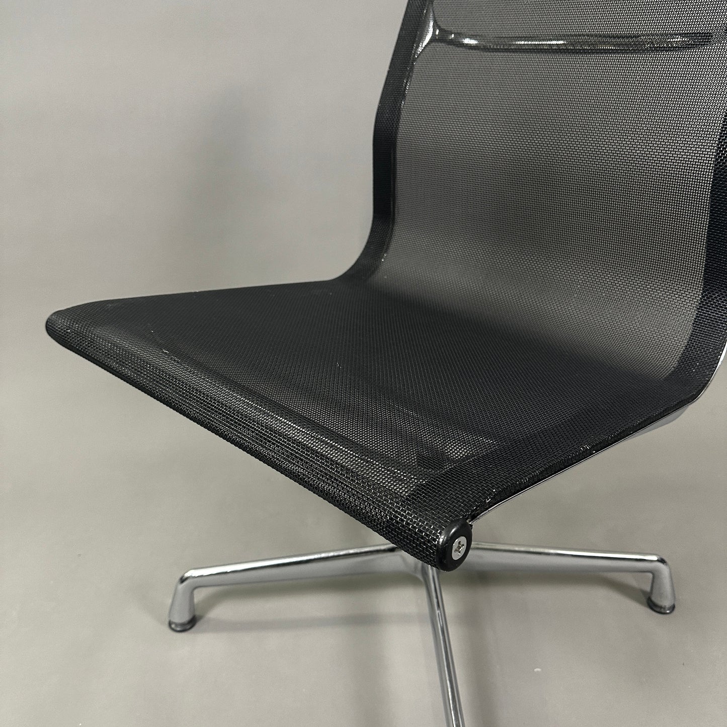 Vitra EA 105 Netz schwarz drehbar