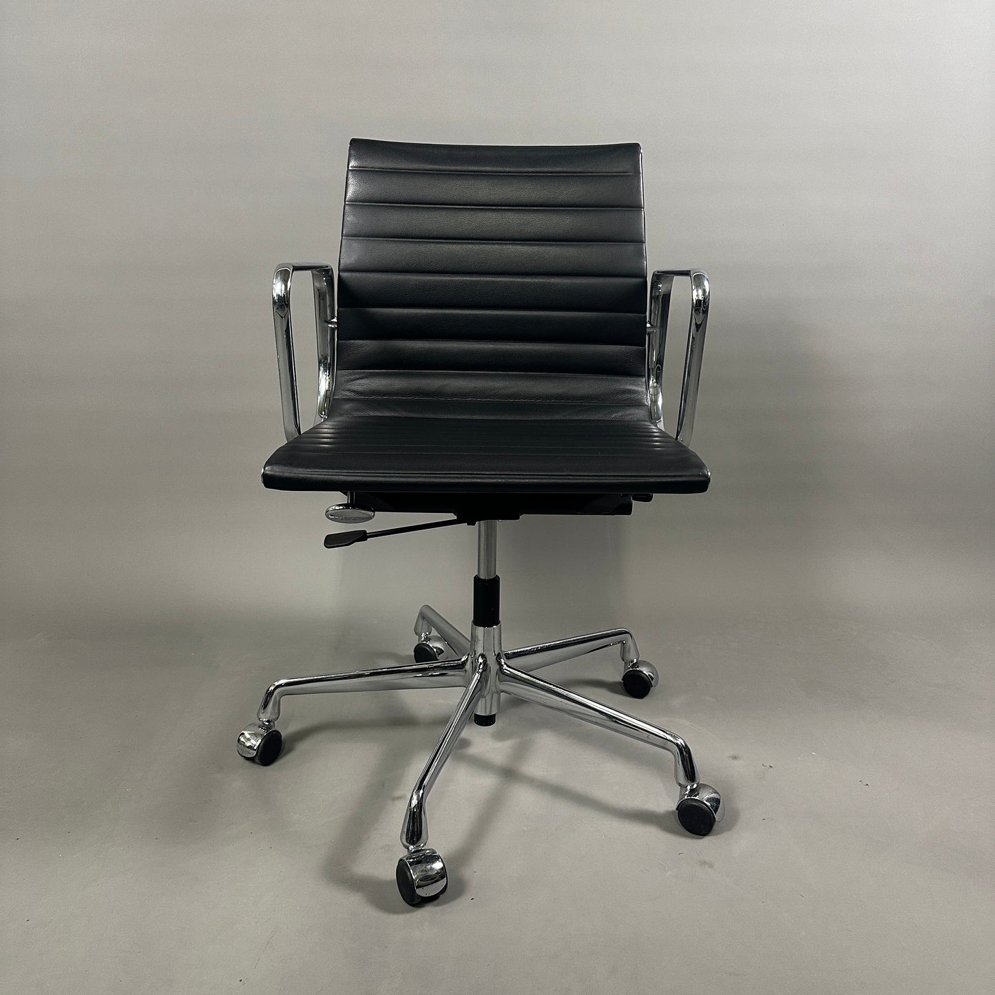Vitra EA 117 Leder schwarz Chrom