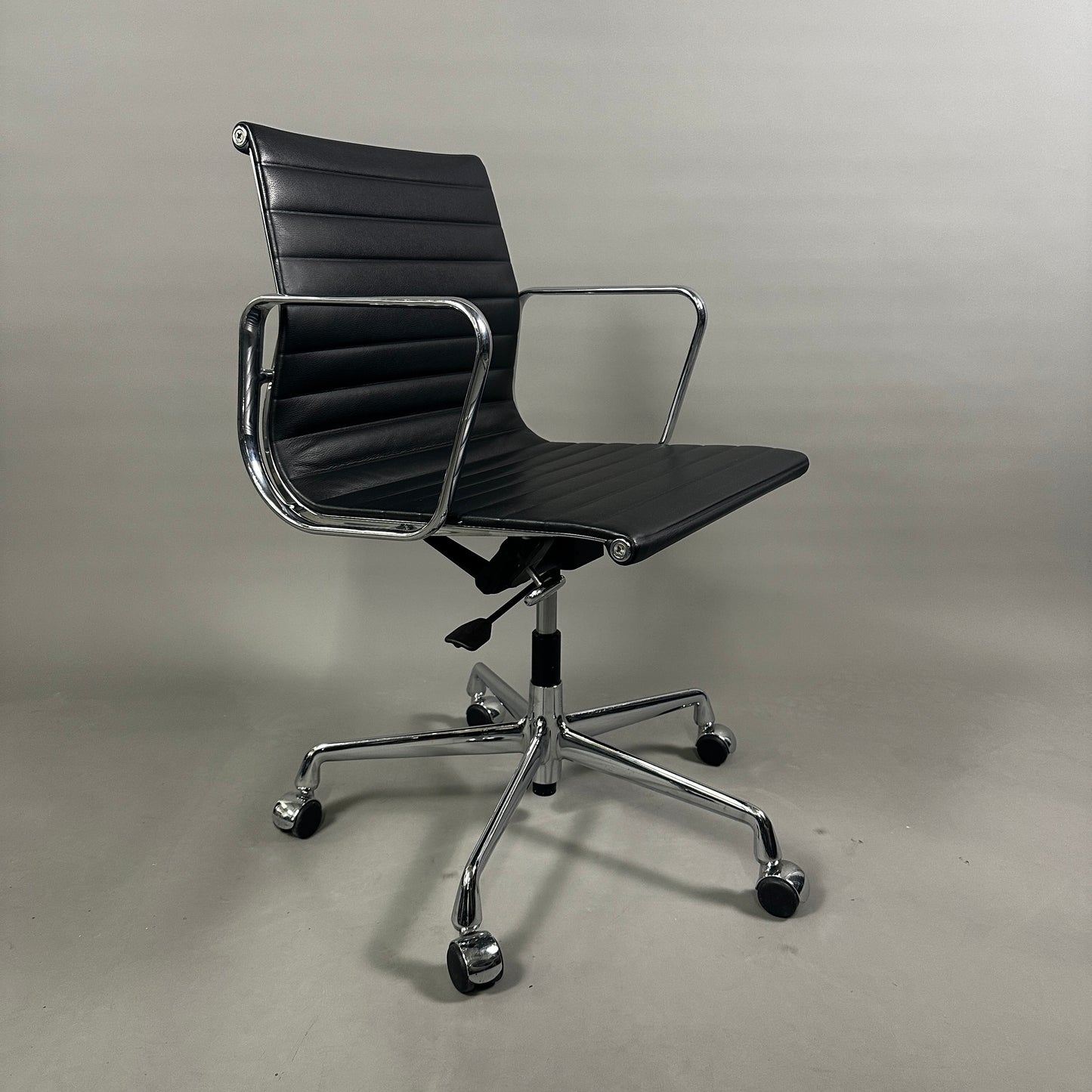 Vitra EA 117 Leder schwarz Chrom