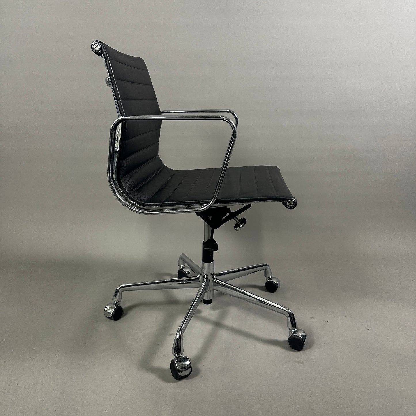 Vitra EA 117 Leder schwarz Chrom
