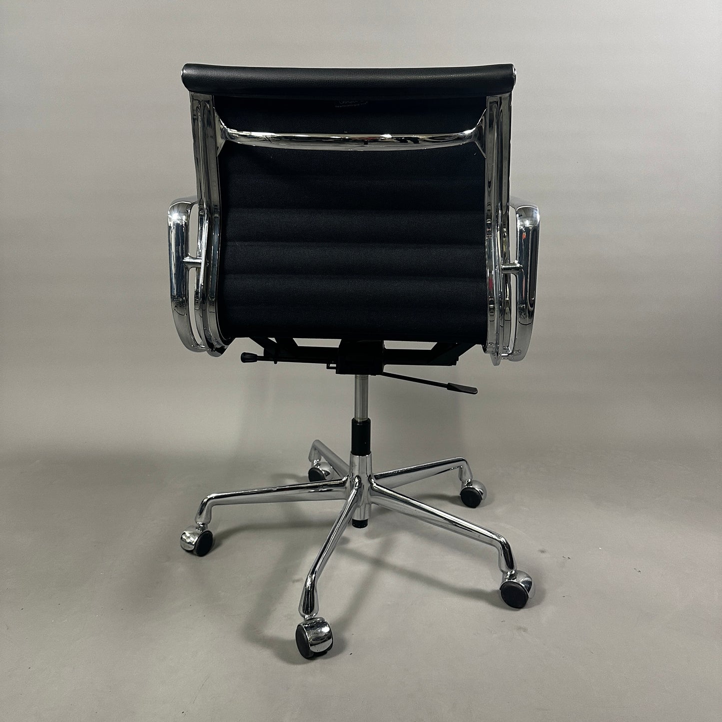 Vitra EA 117 Leder schwarz Chrom