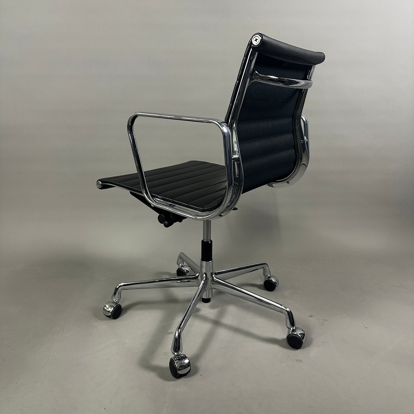 Vitra EA 117 Leder schwarz Chrom