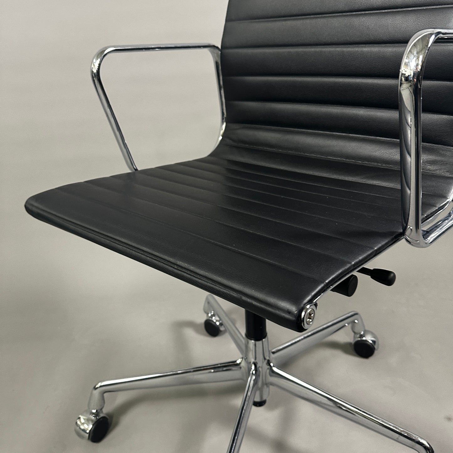 Vitra EA 117 Leder schwarz Chrom