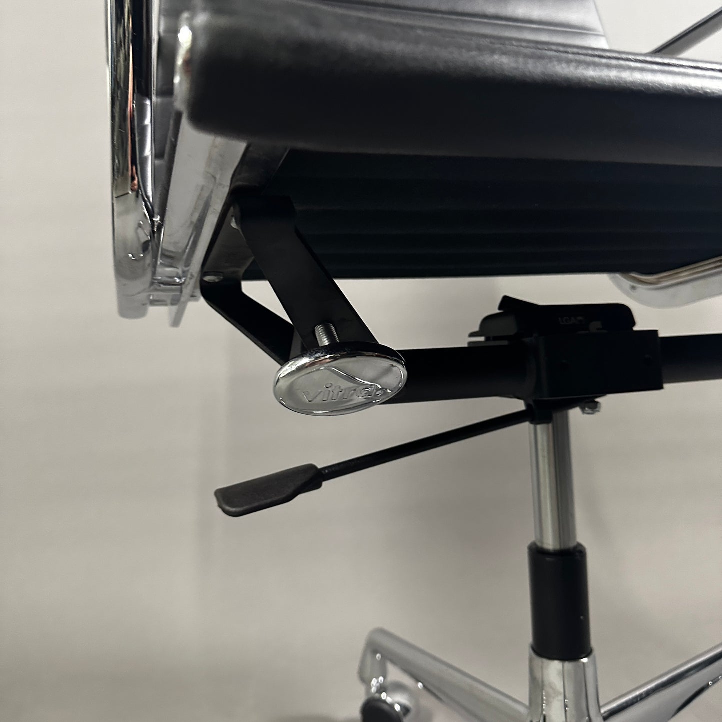 Vitra EA 117 Leder schwarz Chrom