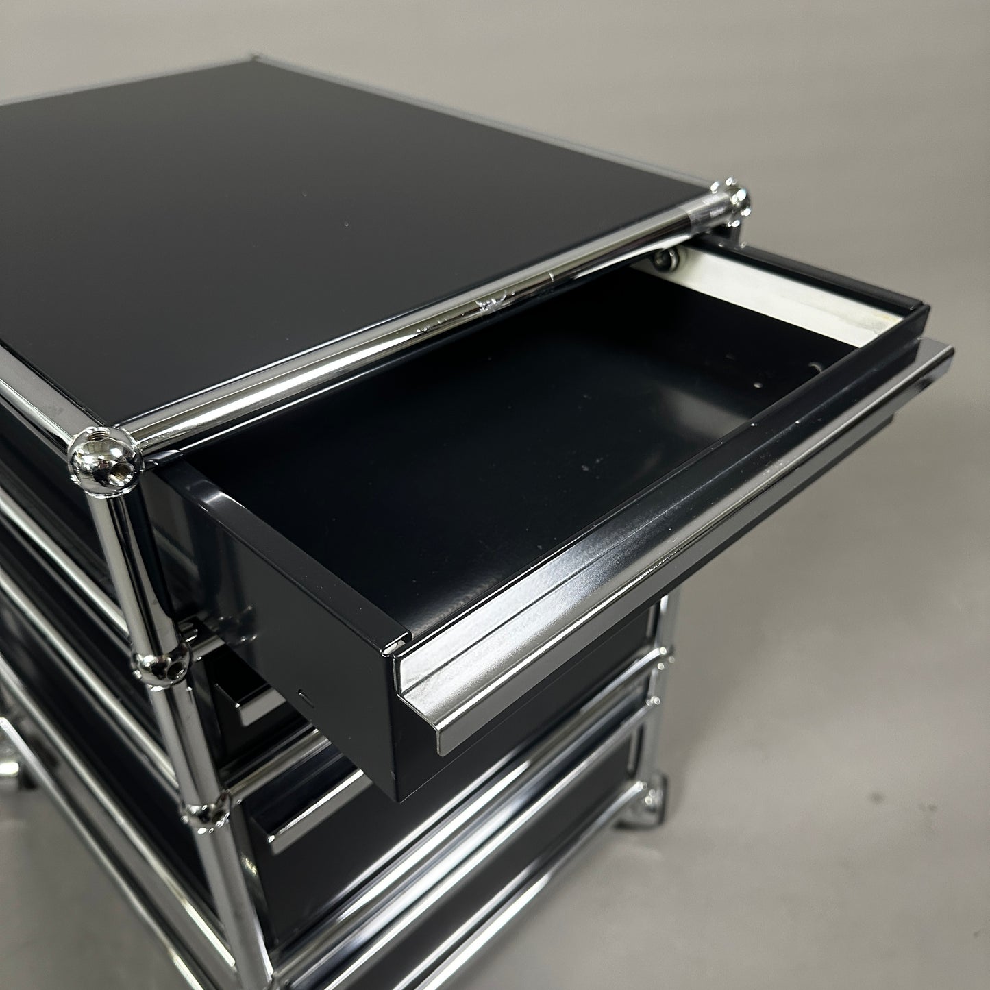 USM Haller Rollcontainer schwarz (4 Auszüge)