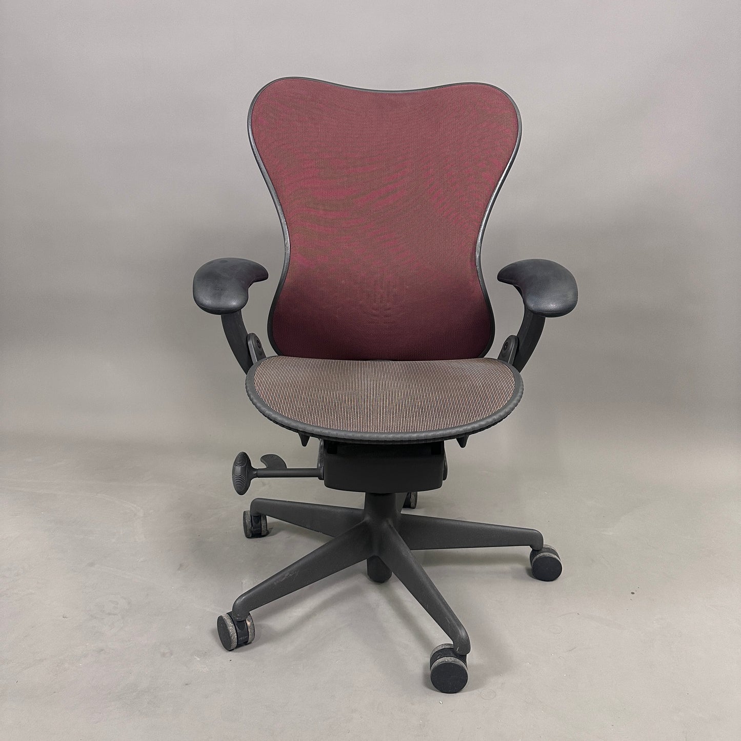 Herman Miller Mirra 1 schwarz / rot