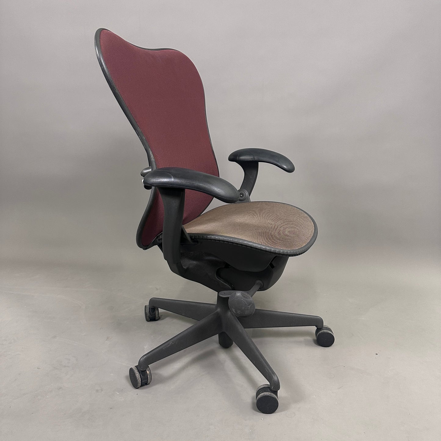 Herman Miller Mirra 1 schwarz / rot