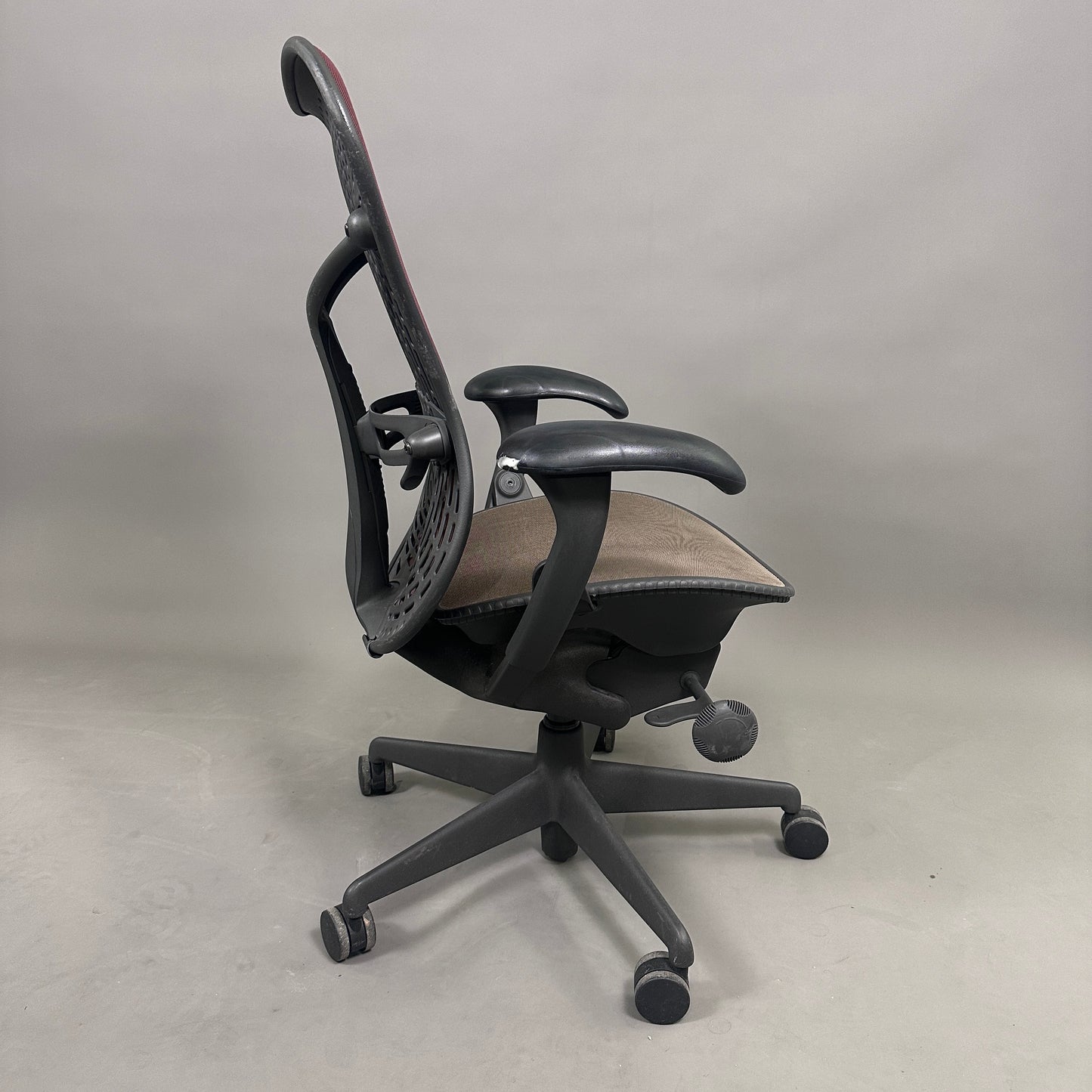 Herman Miller Mirra 1 schwarz / rot