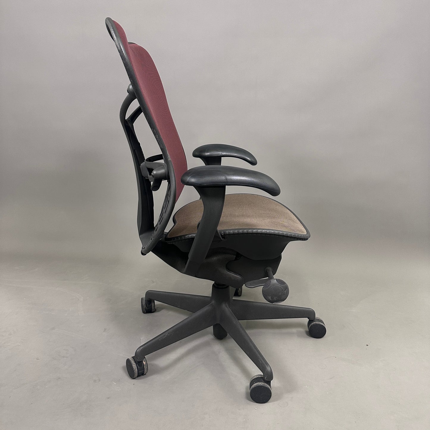 Herman Miller Mirra 1 schwarz / rot