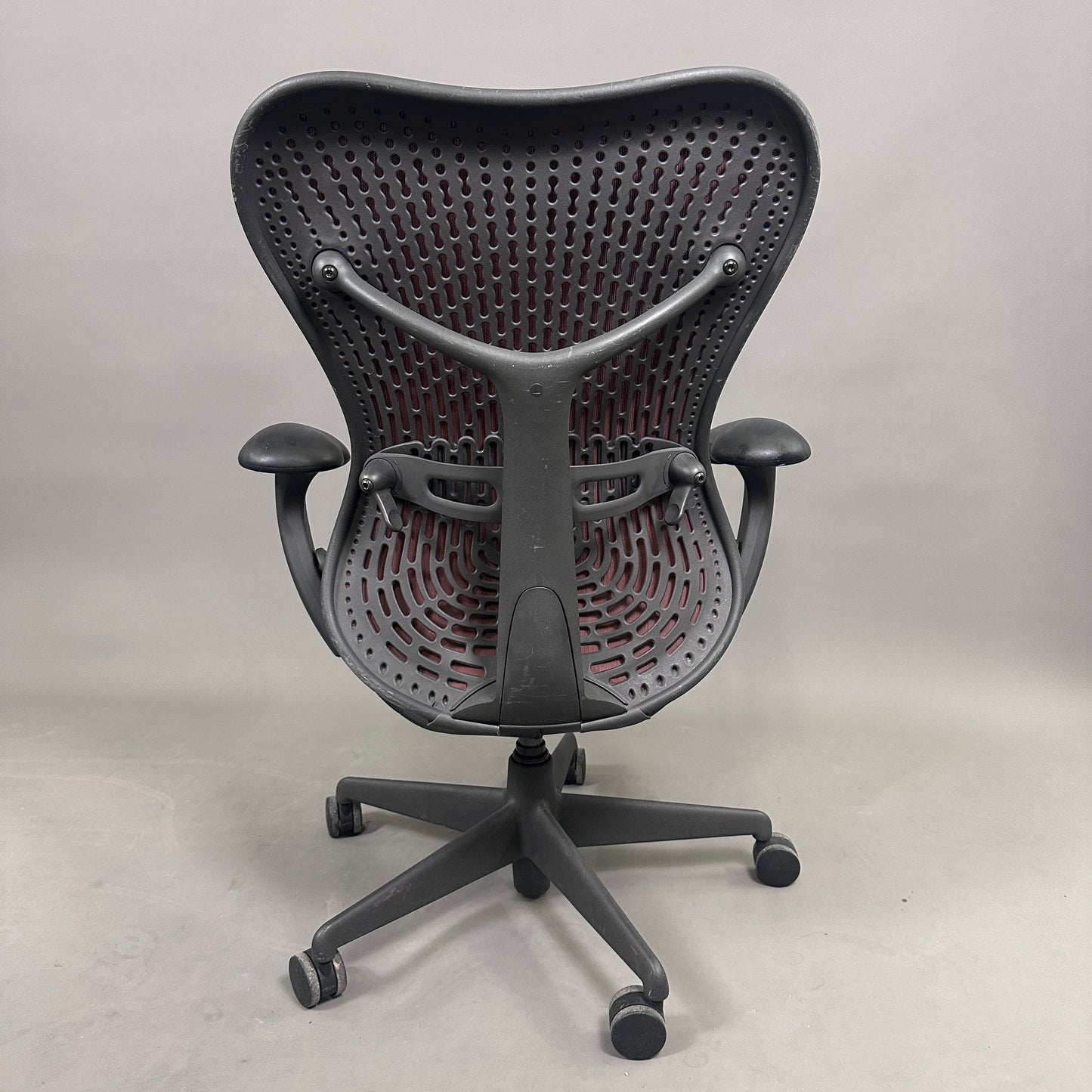 Herman Miller Mirra 1 schwarz / rot