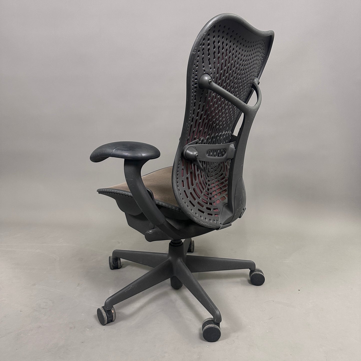 Herman Miller Mirra 1 schwarz / rot