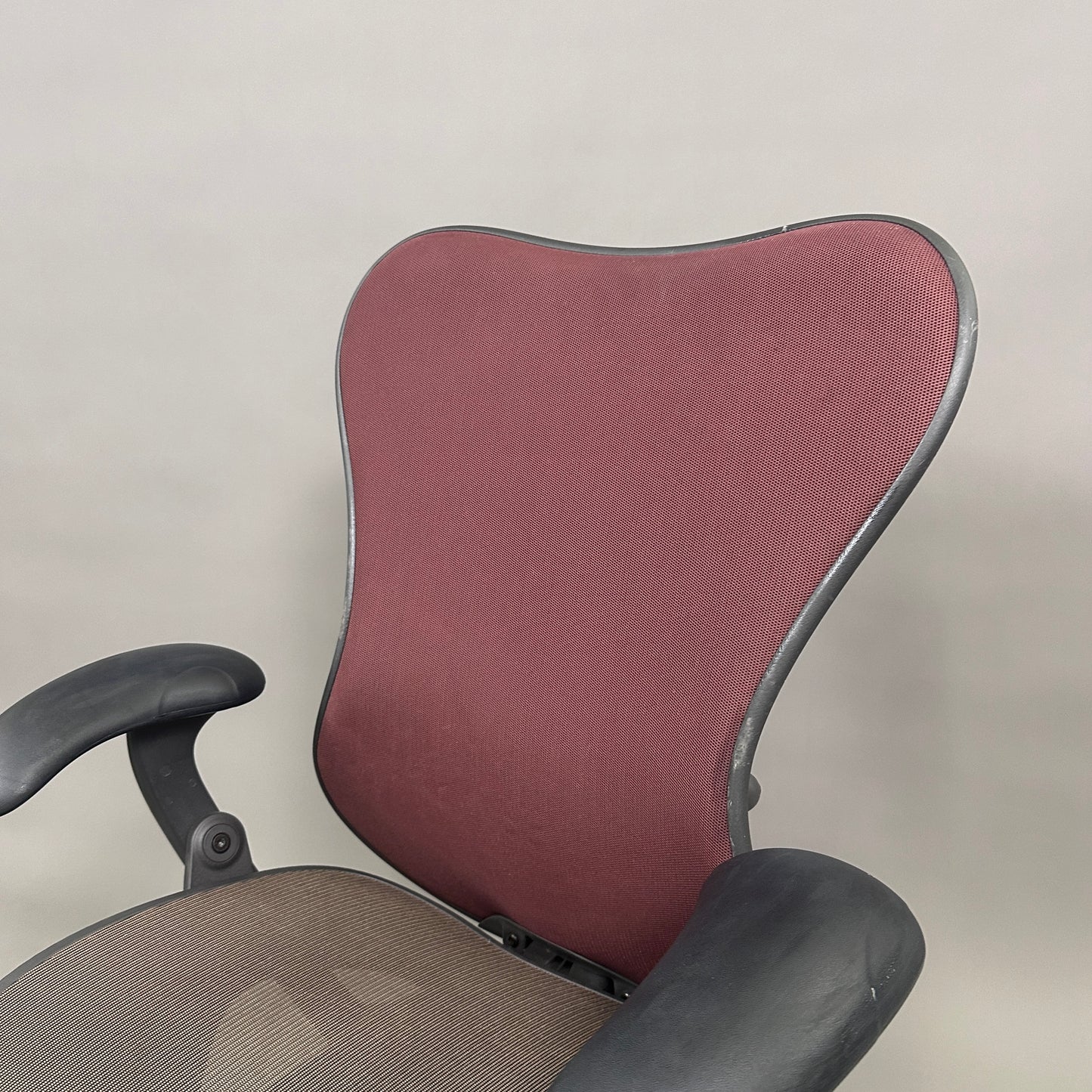 Herman Miller Mirra 1 schwarz / rot