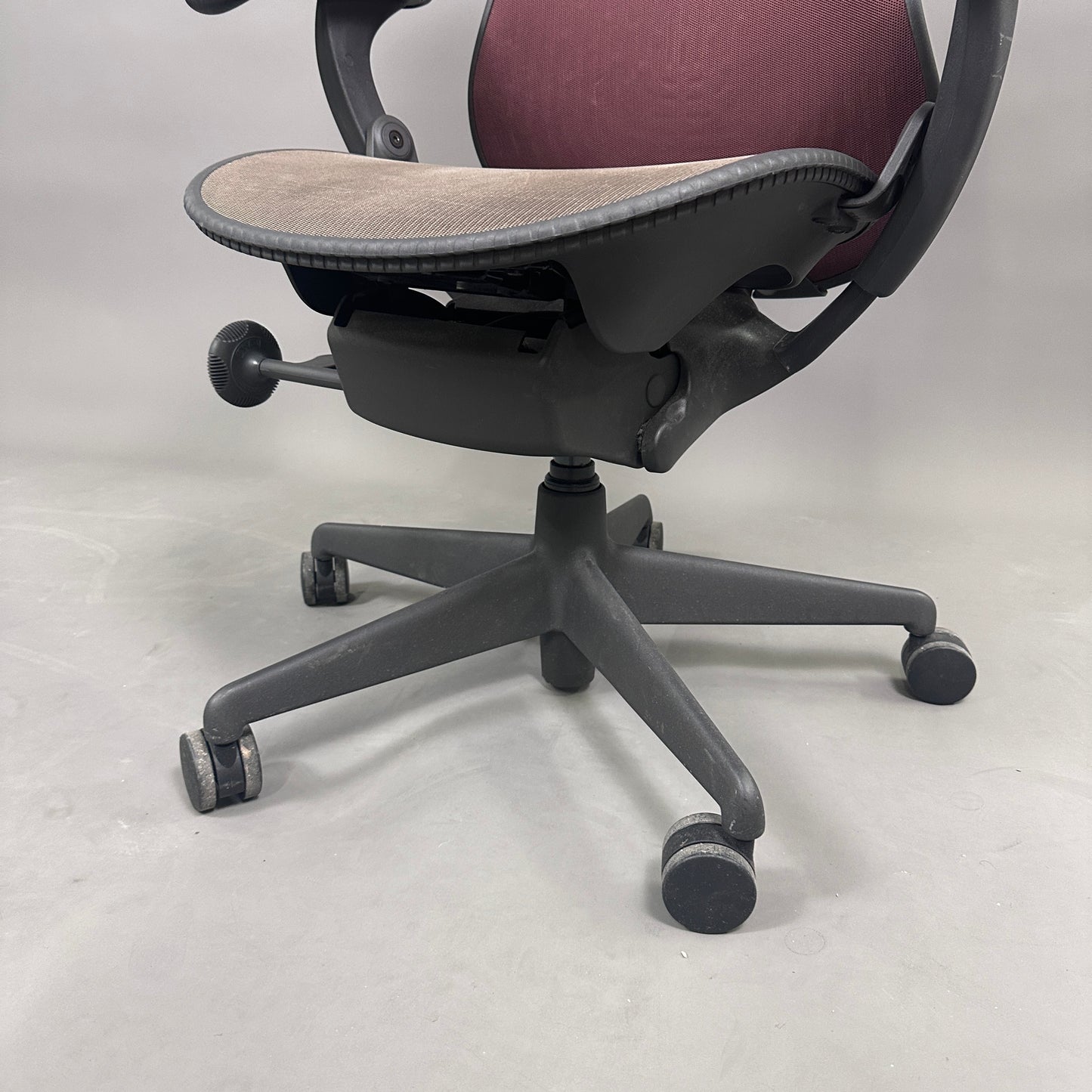Herman Miller Mirra 1 schwarz / rot