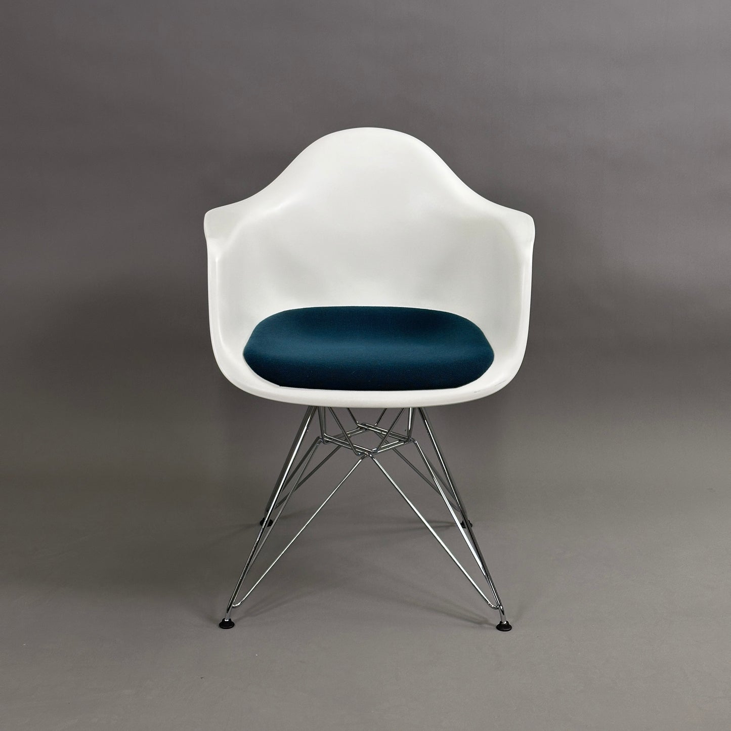 Vitra Eames Plastic Armchair DAR mit Sitzpolster petrol