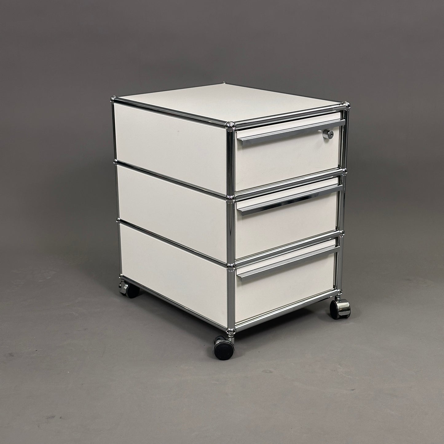 USM Haller Rollcontainer weiß (3 Auszüge) mit Rückpanelen