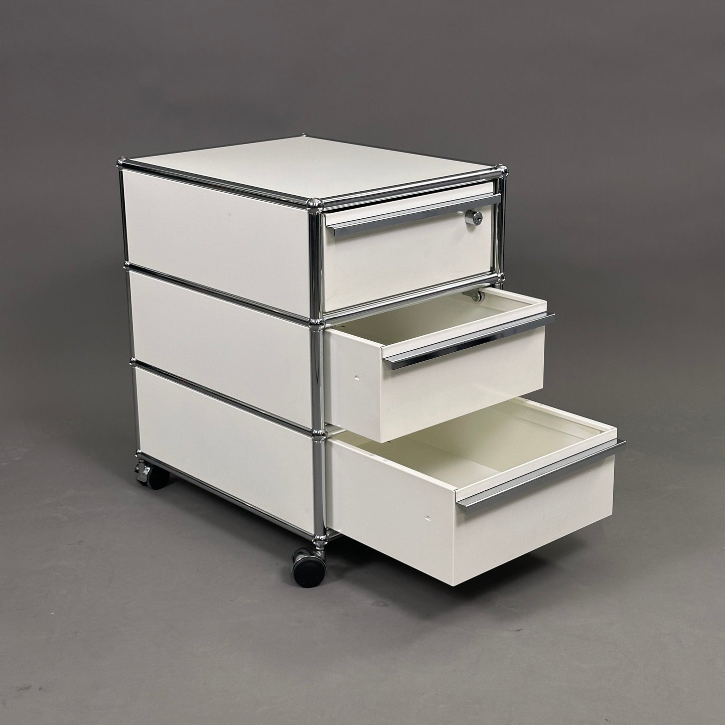 USM Haller Rollcontainer weiß (3 Auszüge) mit Rückpanelen