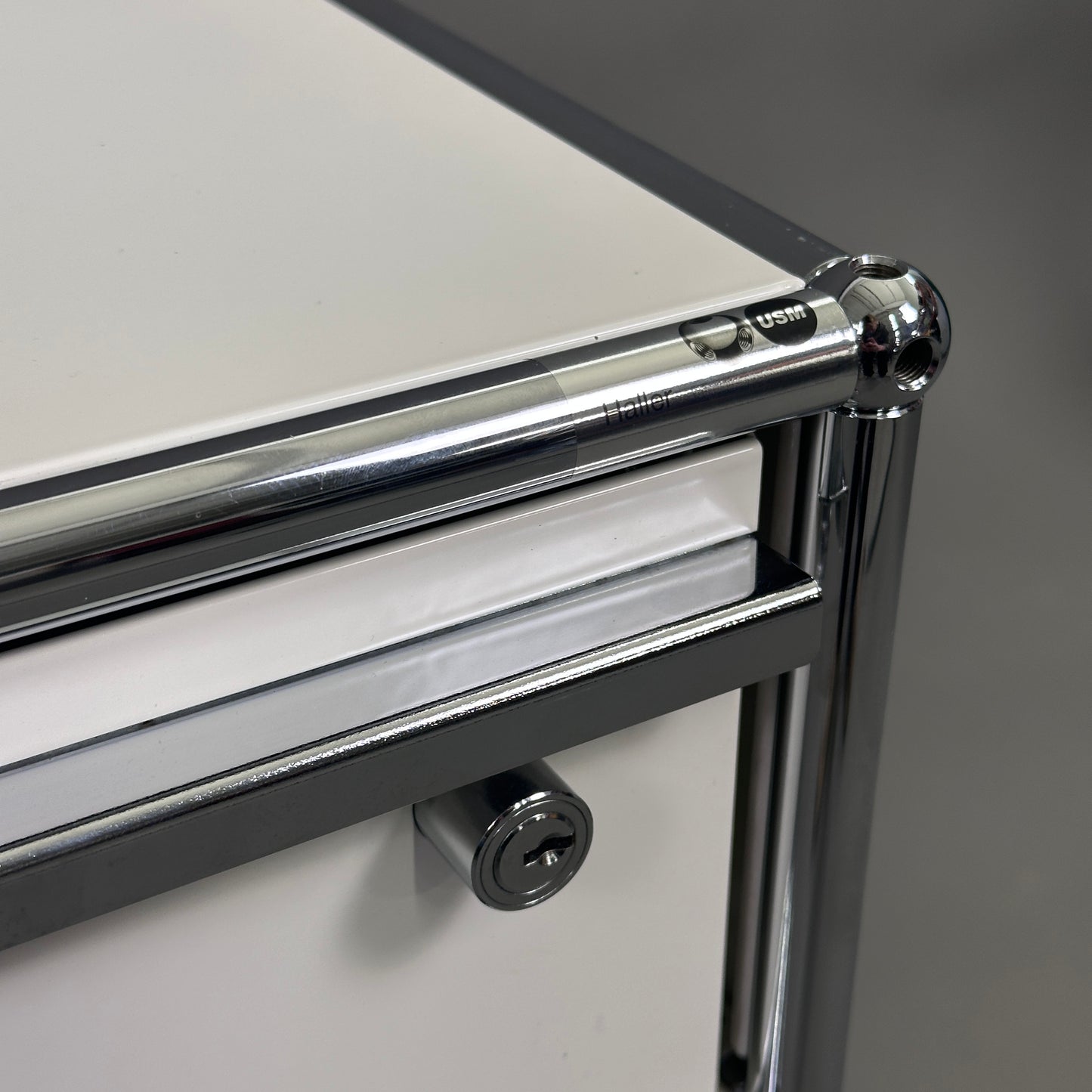 USM Haller Rollcontainer weiß (3 Auszüge) mit Rückpanelen