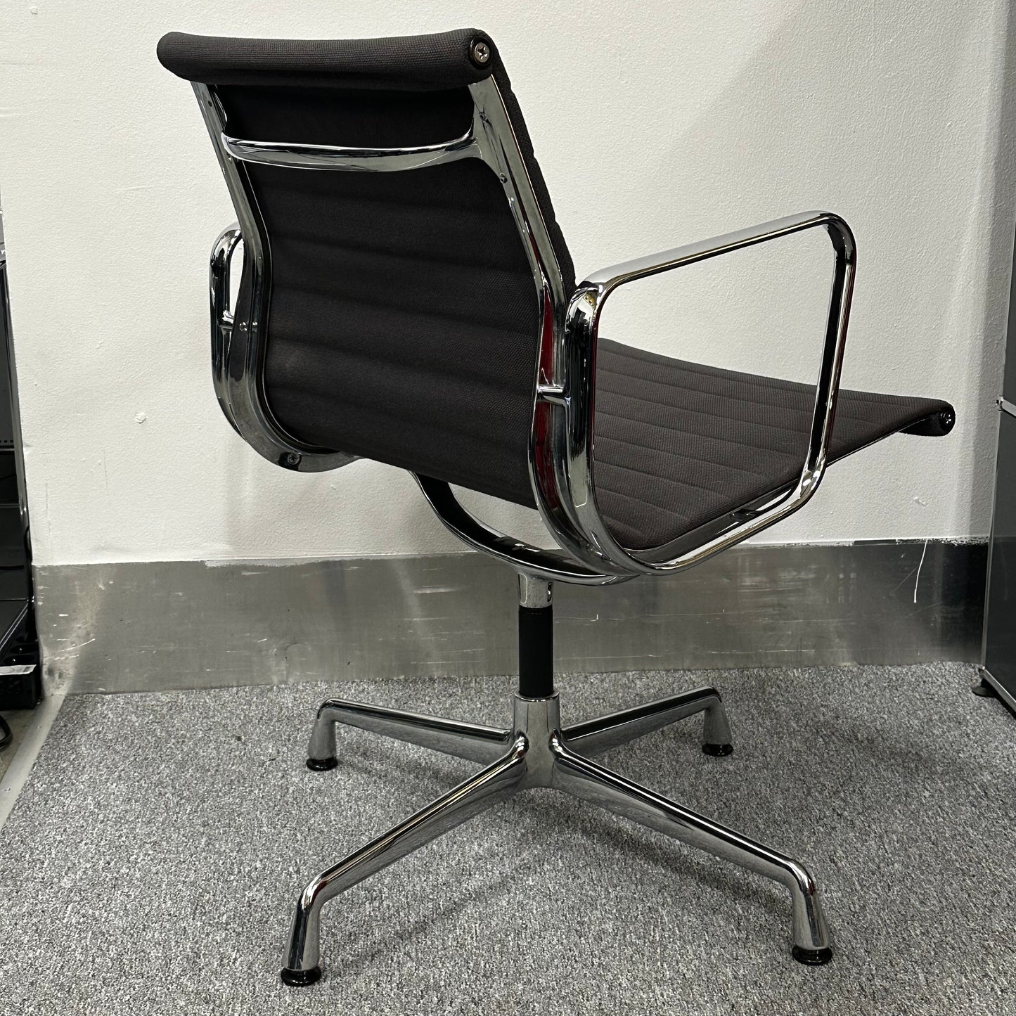 Vitra EA 107 Hopsak anthrazit nicht drehbar