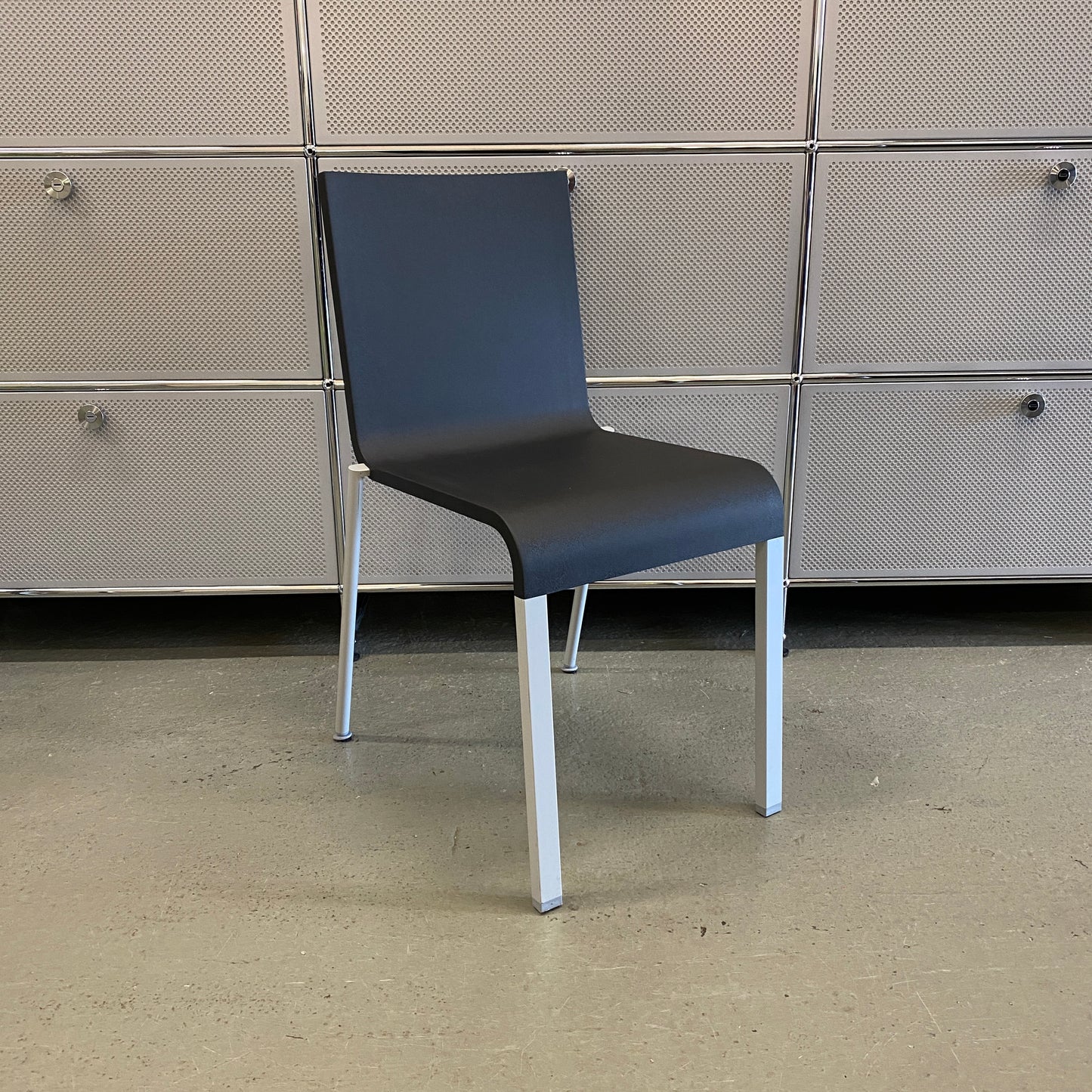 Vitra Aluchair EA 119 Leder (drehbar)