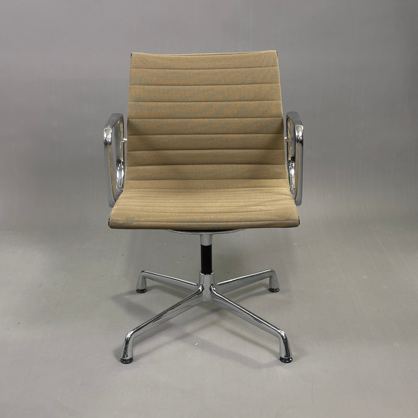 Vitra EA 107 Hopsak braun (nicht drehbar)
