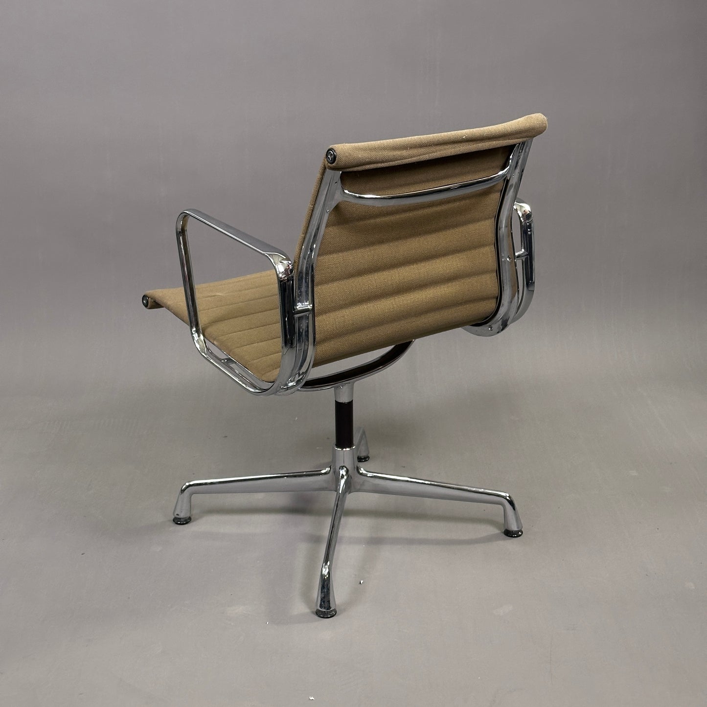 Vitra EA 107 Hopsak braun (nicht drehbar)