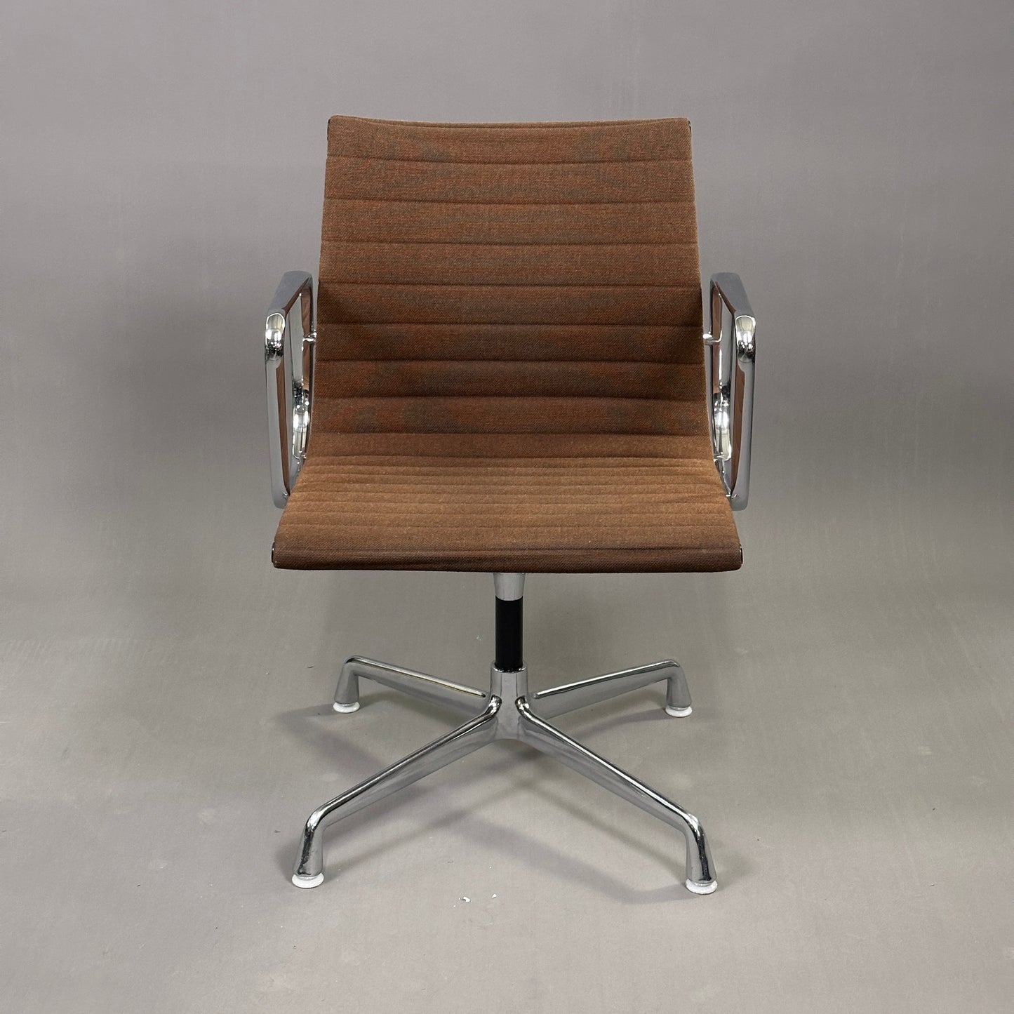 Vitra EA 107 Hopsak mokkabraun (nicht drehbar)