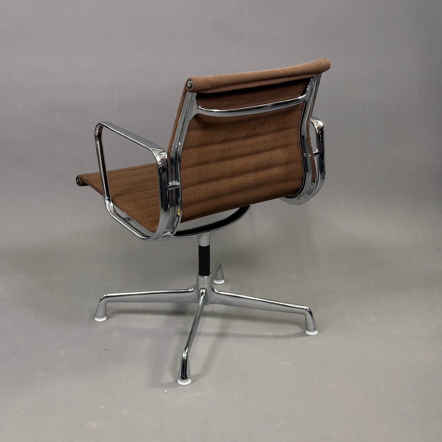 Vitra EA 107 Hopsak mokkabraun (nicht drehbar)