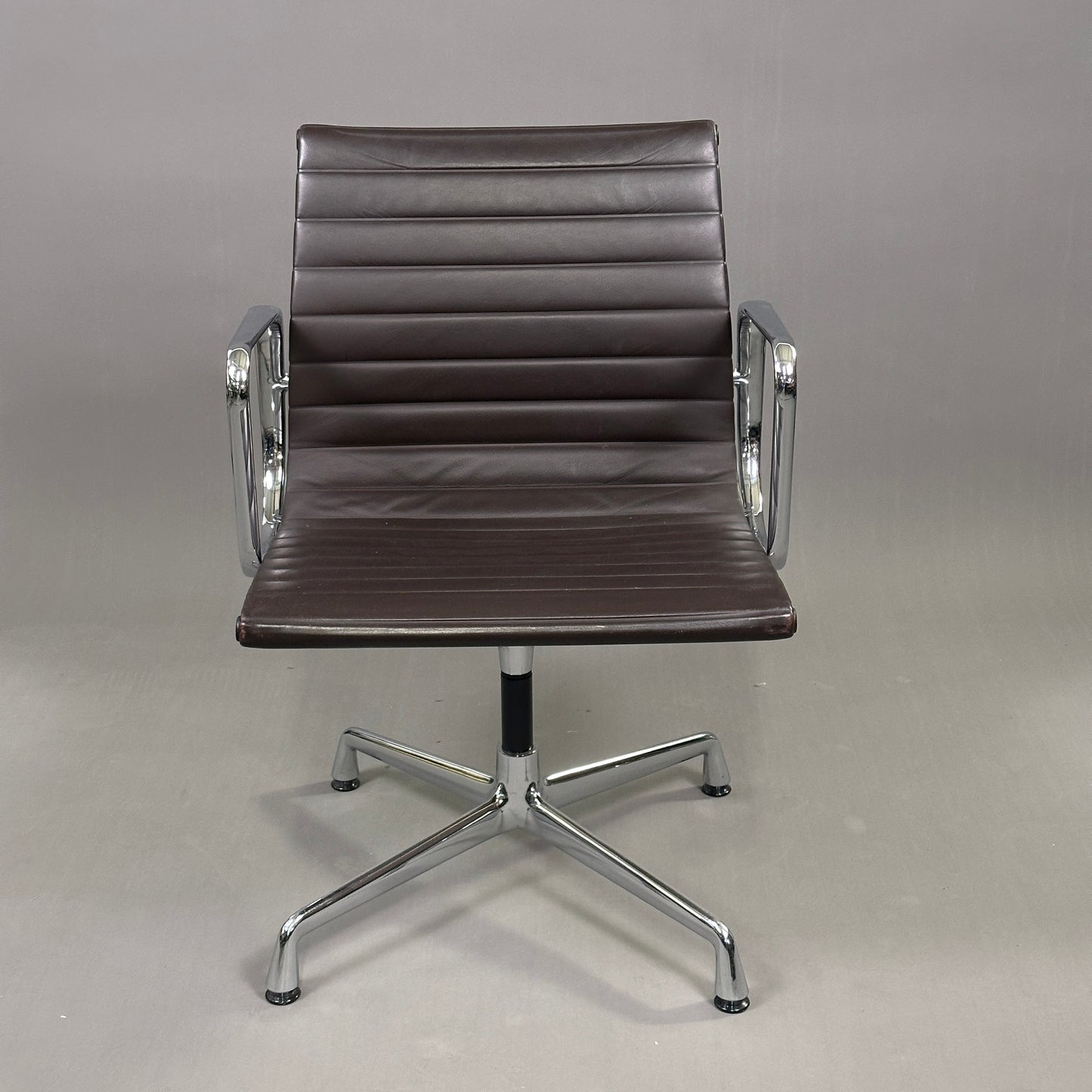 Vitra EA 108 Leder braun (drehbar)